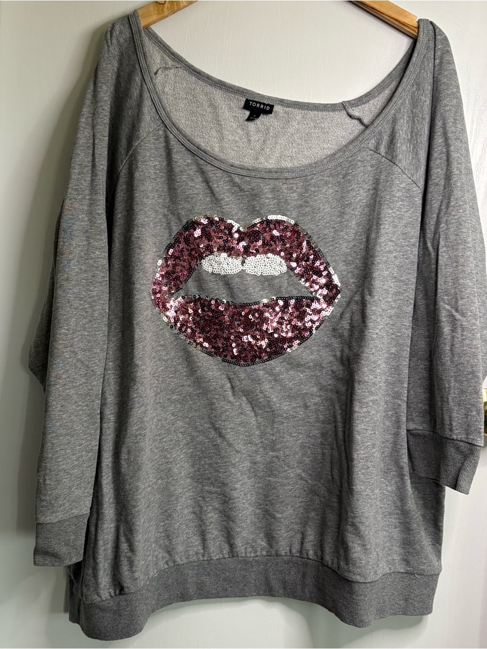 Torrid Sz 4X Oversized Sequin Lips Off-the-Shoulder Sweatshirt Scoop Neck Chic